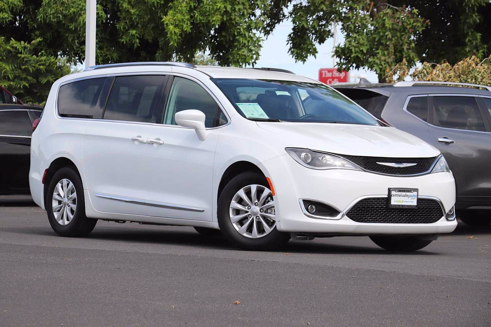 Chrysler pacifica touring l